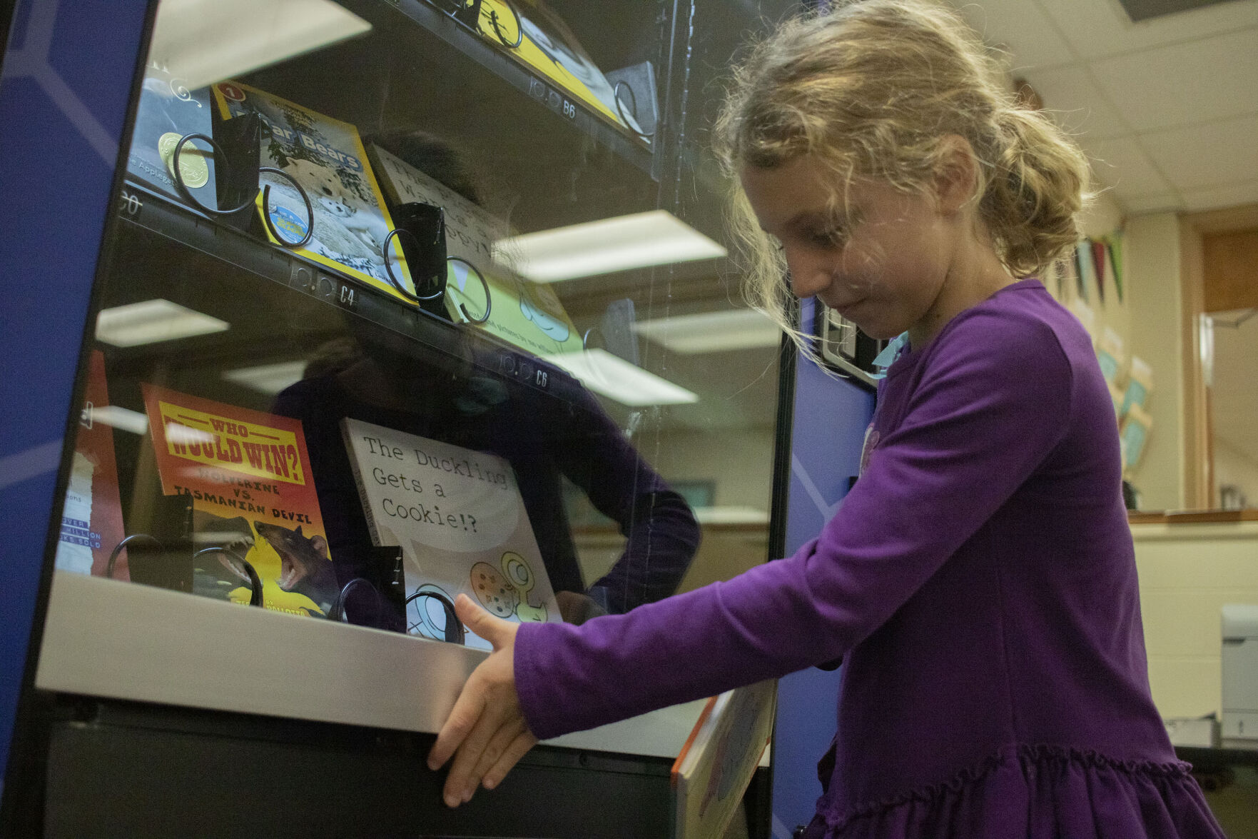 Vending machine gives experience, motivation and rewards through books